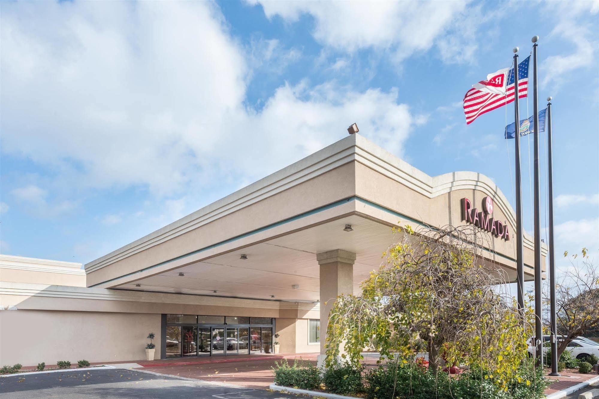 Ramada Overland Park Mission Exterior foto